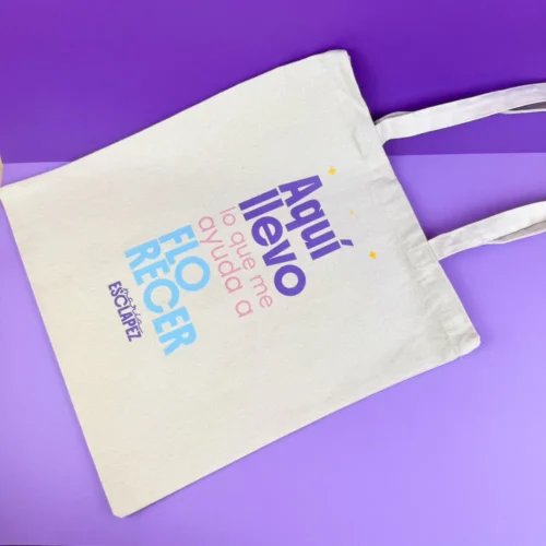 Totebag “Aquí llevo lo que me ayuda a florecer”